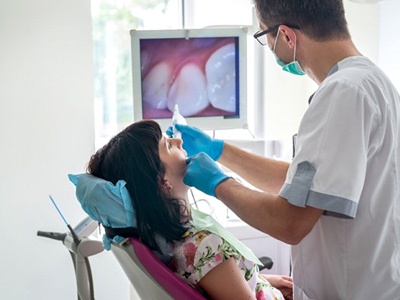 dentist using Medit i500 intraoral camera in Pembroke Pines on female patient