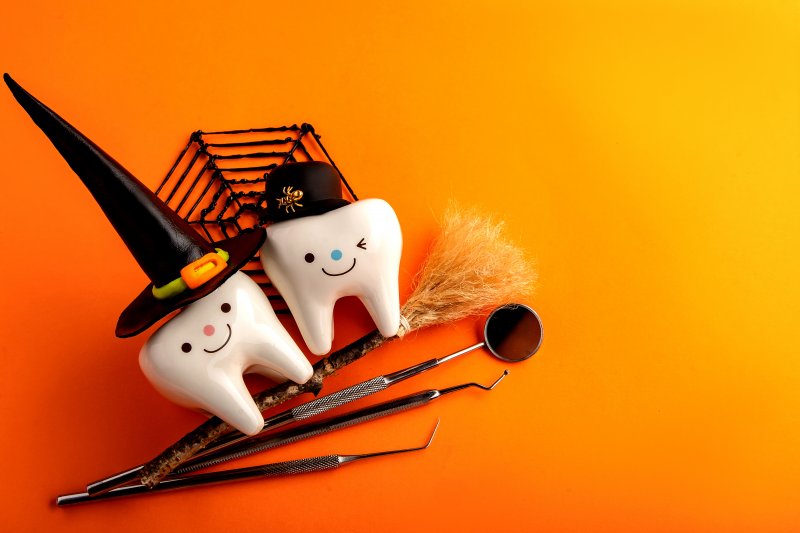 Tooth figurines in Halloween costumes